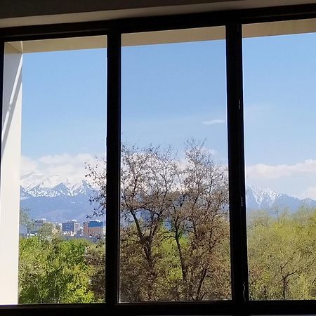 Уютная 2-Комнатная Квартира В Центре Г. Алматы Almaty Exterior foto